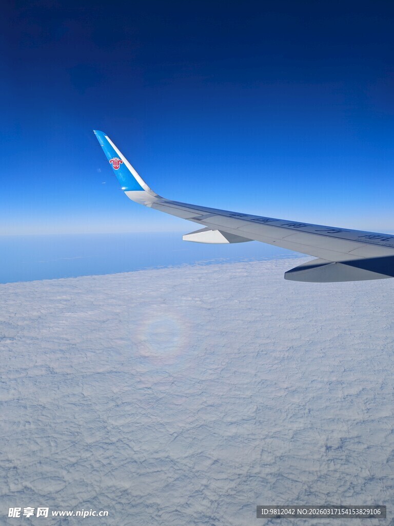 飞机机翼俯瞰云海美景