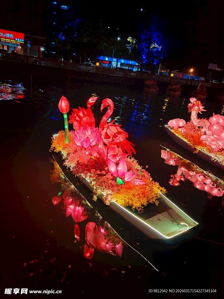 水上花船夜景绚丽绽放