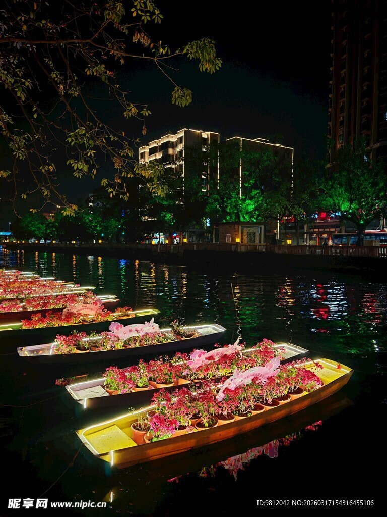 河上花船夜景璀璨迷人