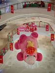 商场悬挂的可爱粉色小猪