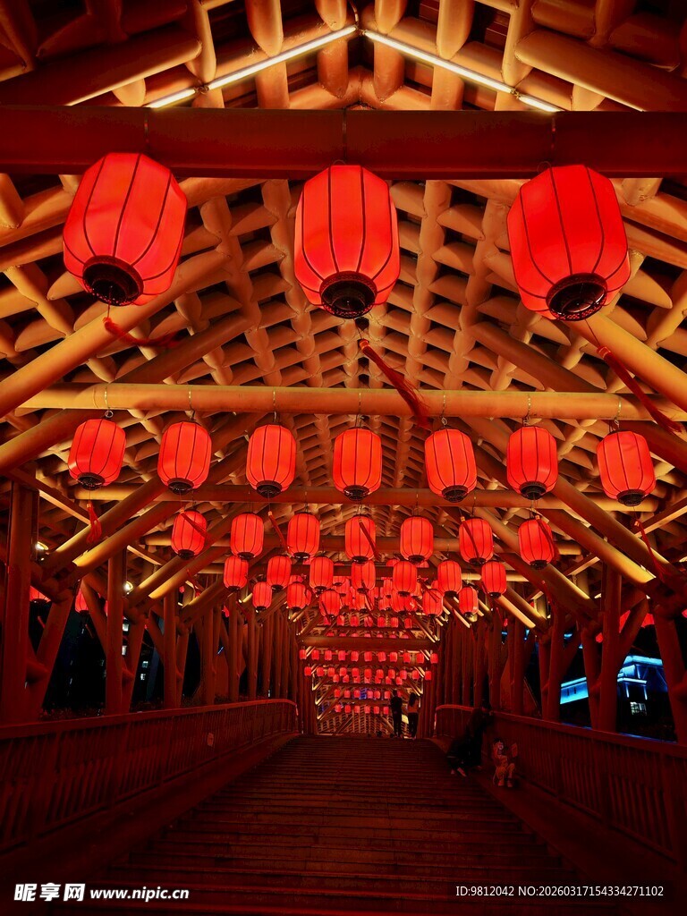 古廊挂红灯 尽显中式韵味