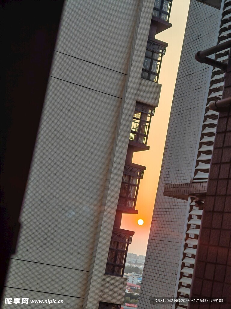 夕阳下的高楼建筑景观