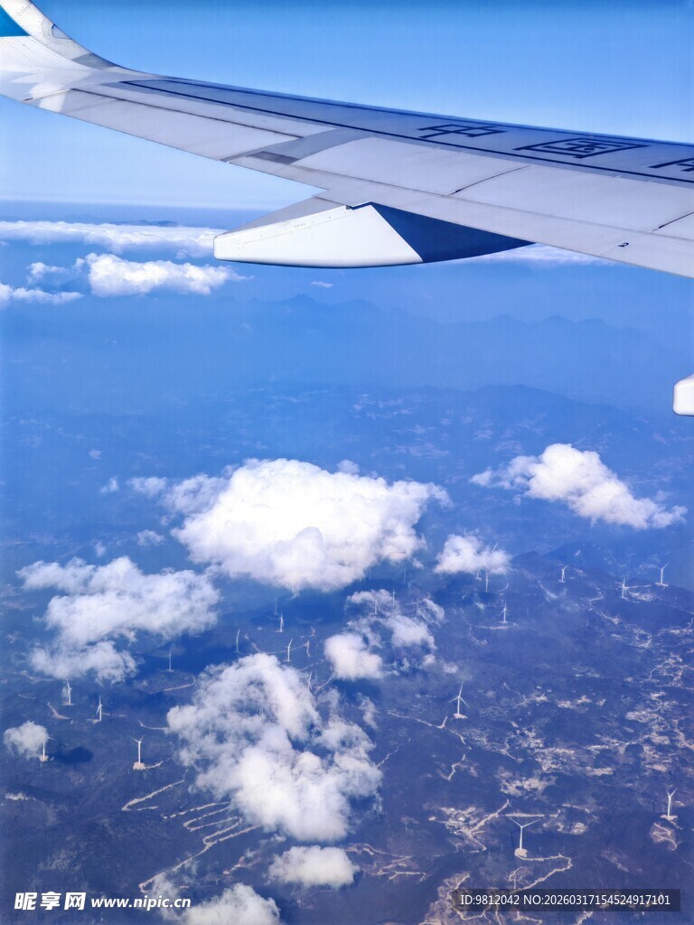 飞机机翼下的云端美景