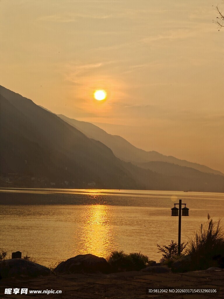 夕阳下的山水湖畔美景
