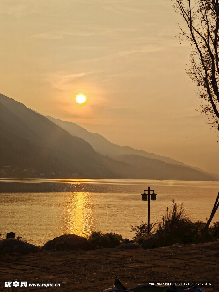 夕阳下的宁静湖畔风光