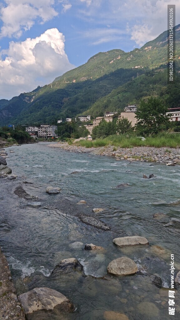 山间溪流 石滩与远山美景