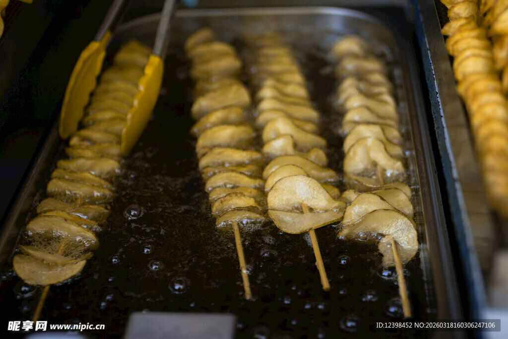 烤架上的美味串串香