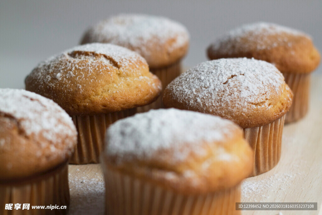 美味松饼撒糖粉