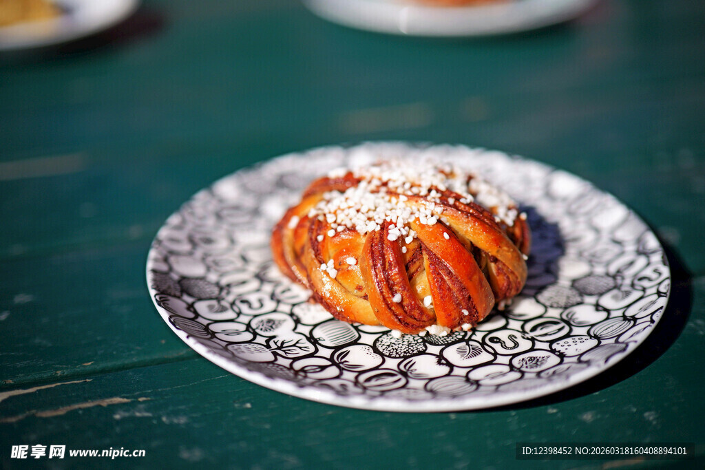 精致甜点置于花纹盘中