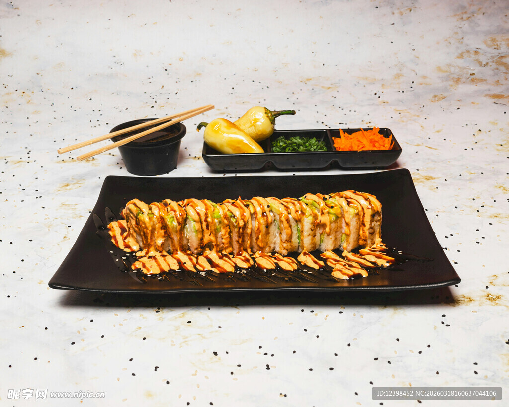 美味日式烤串与寿司拼盘