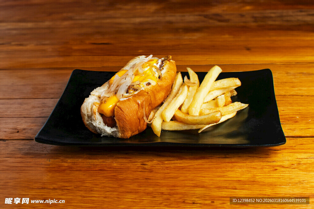 美味热狗配薯条