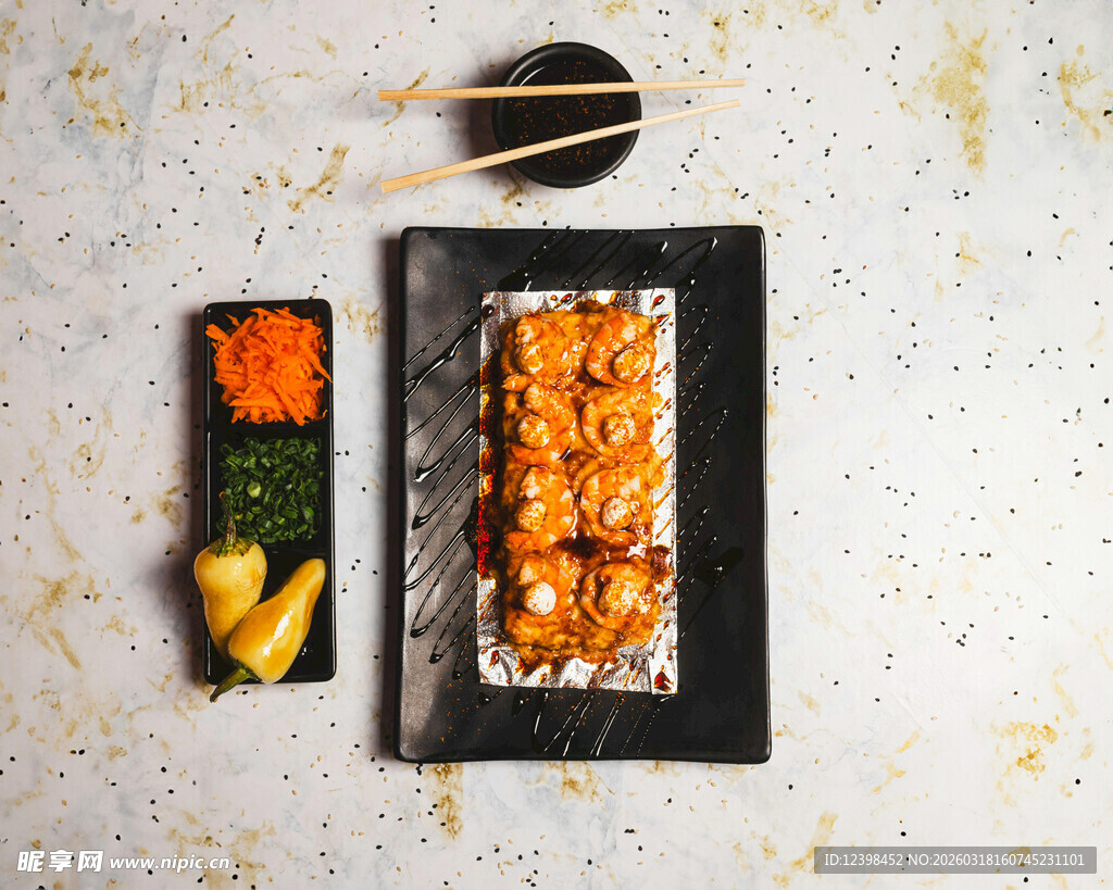 美味日式寿司与烤鱼拼盘