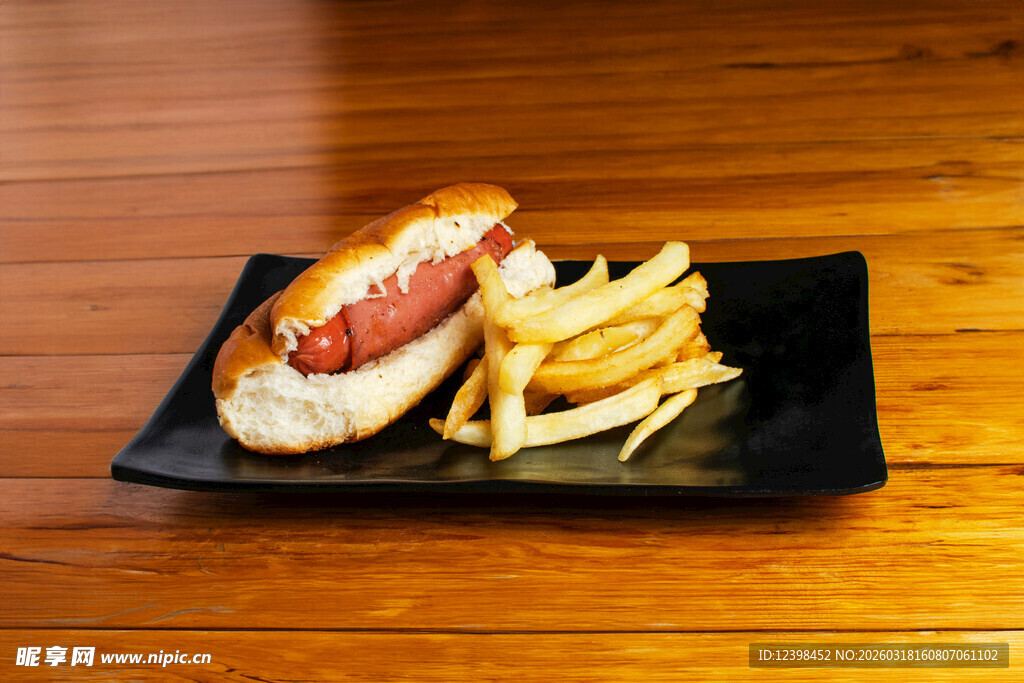 热狗配薯条美食摆盘