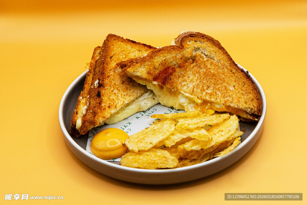 吐司与炒蛋