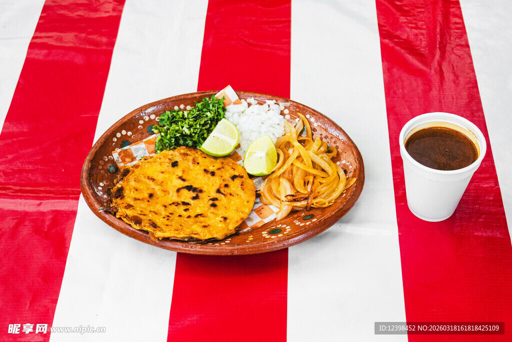 红白桌布上的美味餐食