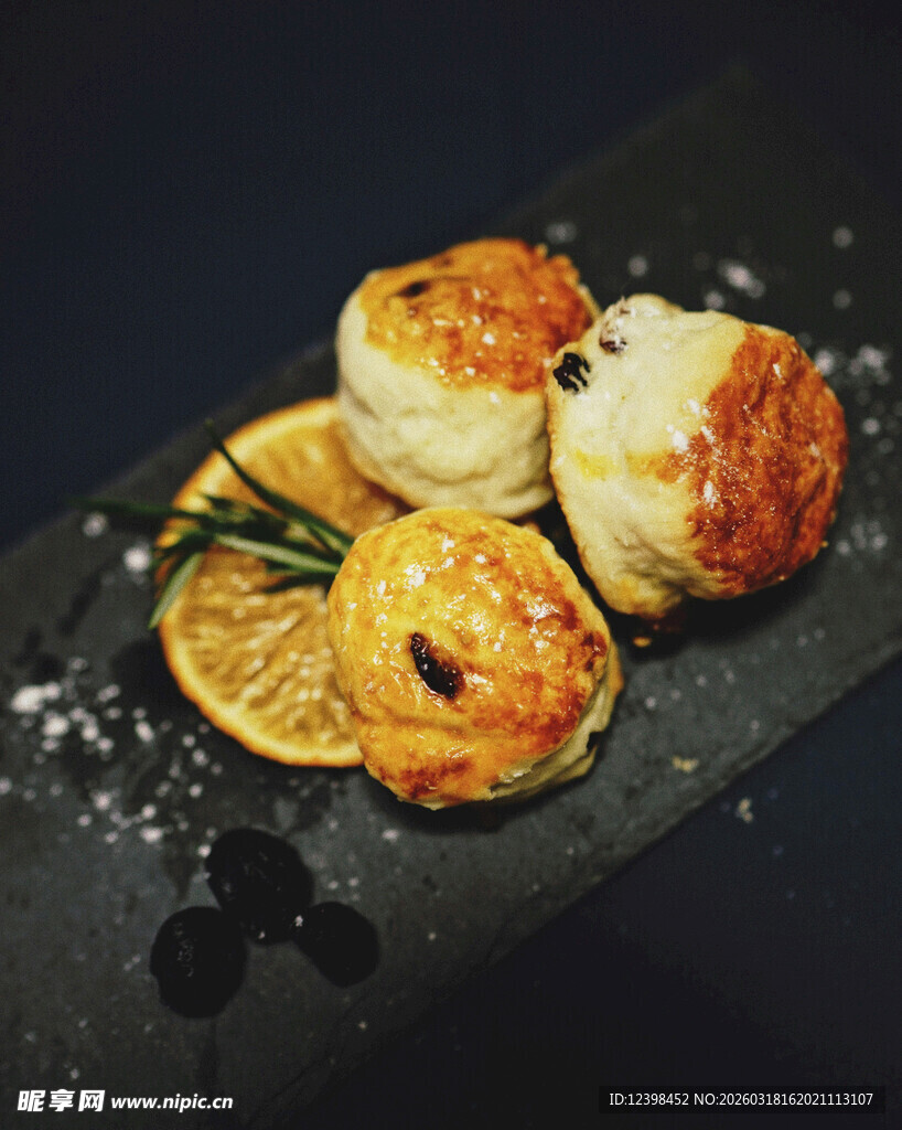 香煎扇贝配柠檬与香草