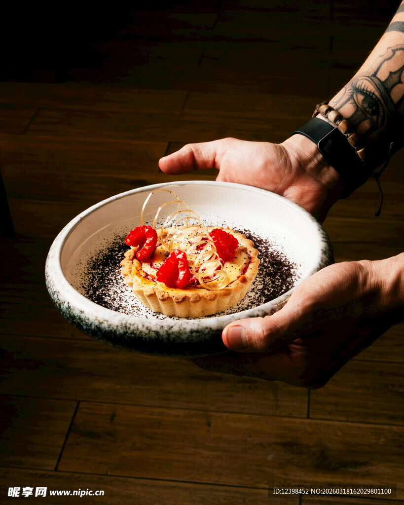 手捧美味草莓甜点