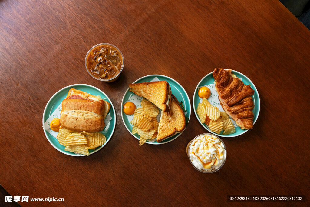 多样美味小吃摆于桌