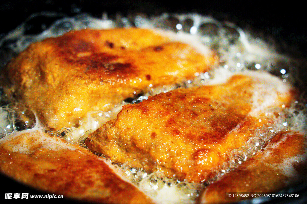 油炸中的金黄鸡肉块