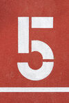 红色背景上的白色数字5