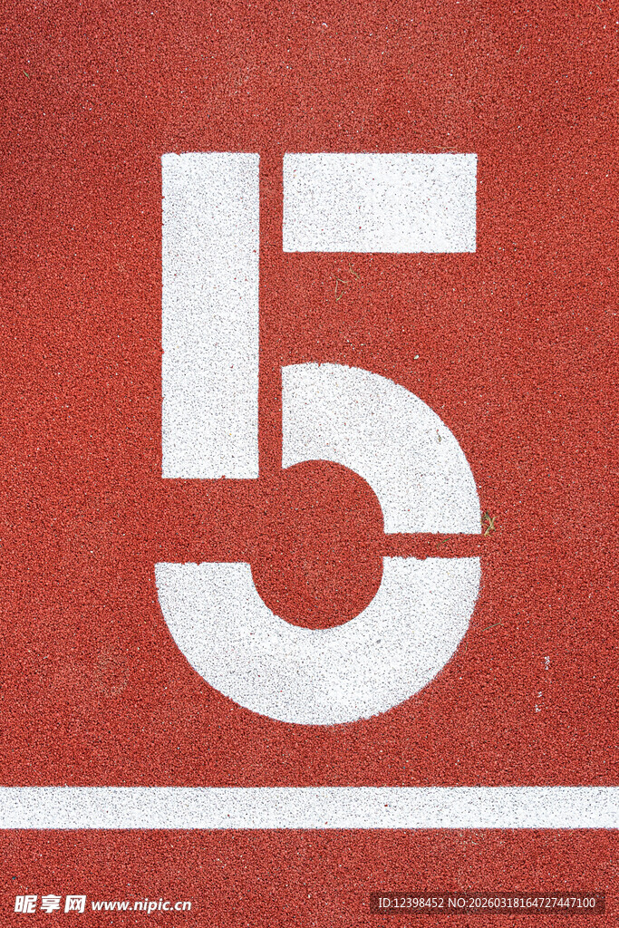 红色背景上的白色数字5