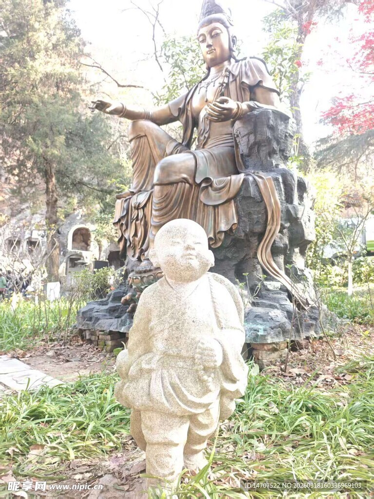 小孩凝视古代人物雕塑