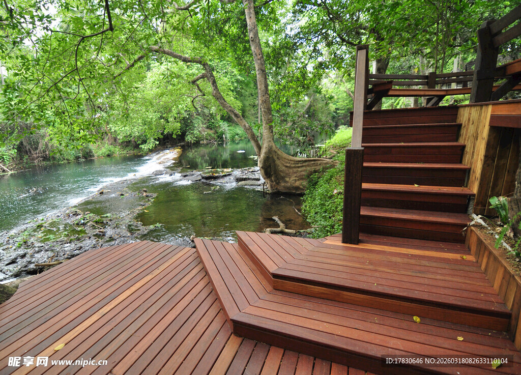 溪边木质栈道与自然景致