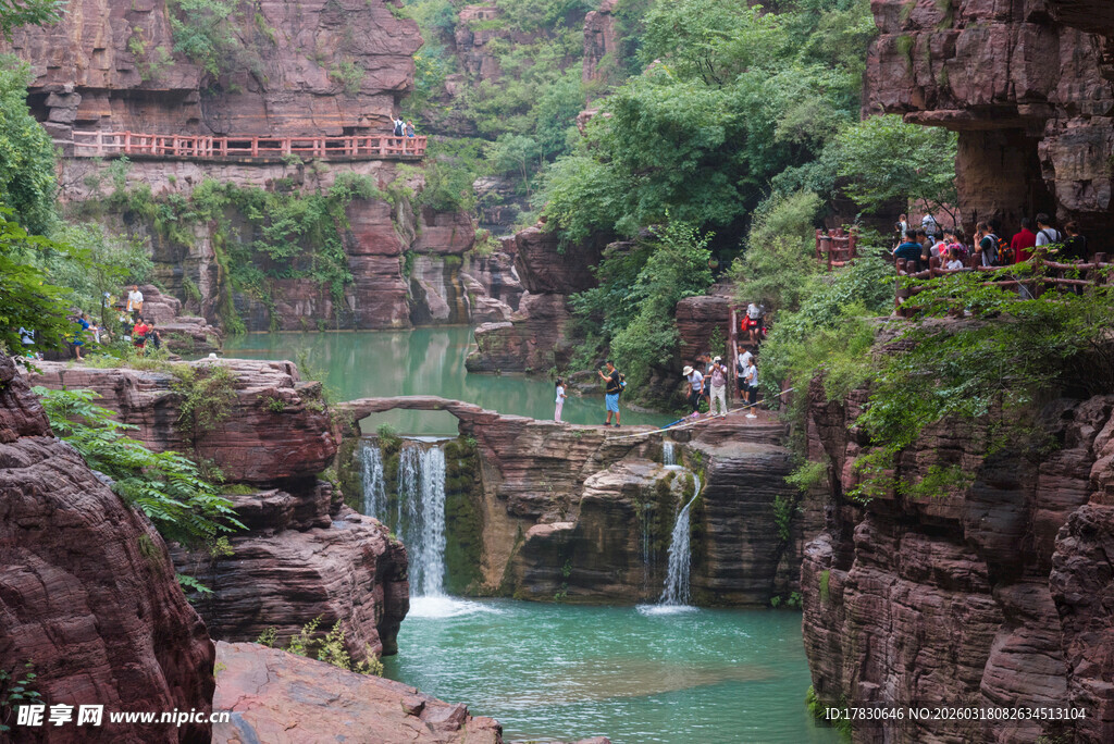 峡谷间的碧绿溪流美景