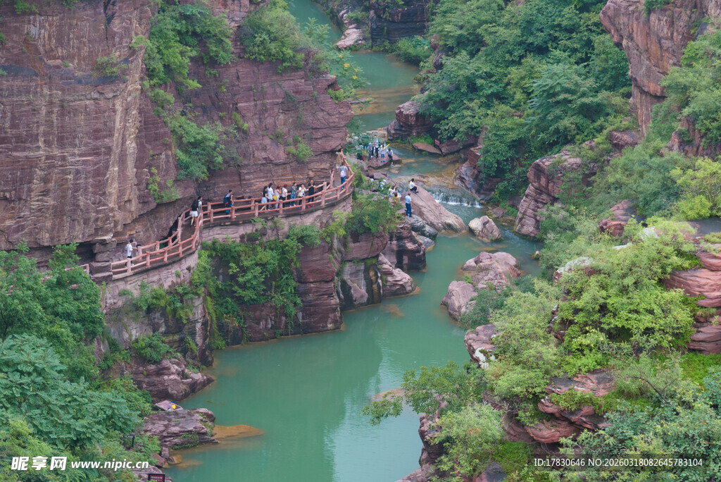 山间绿水栈道美景