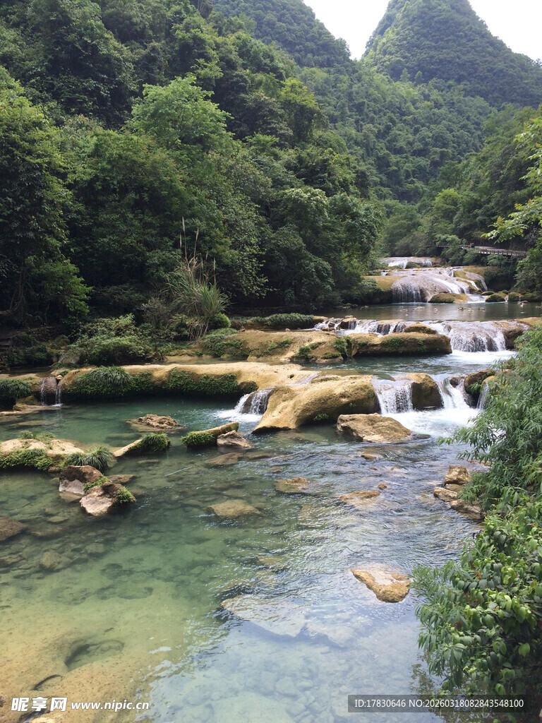 山间清澈溪流美景