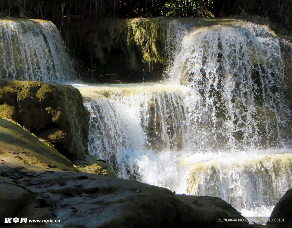 山间小瀑布美景