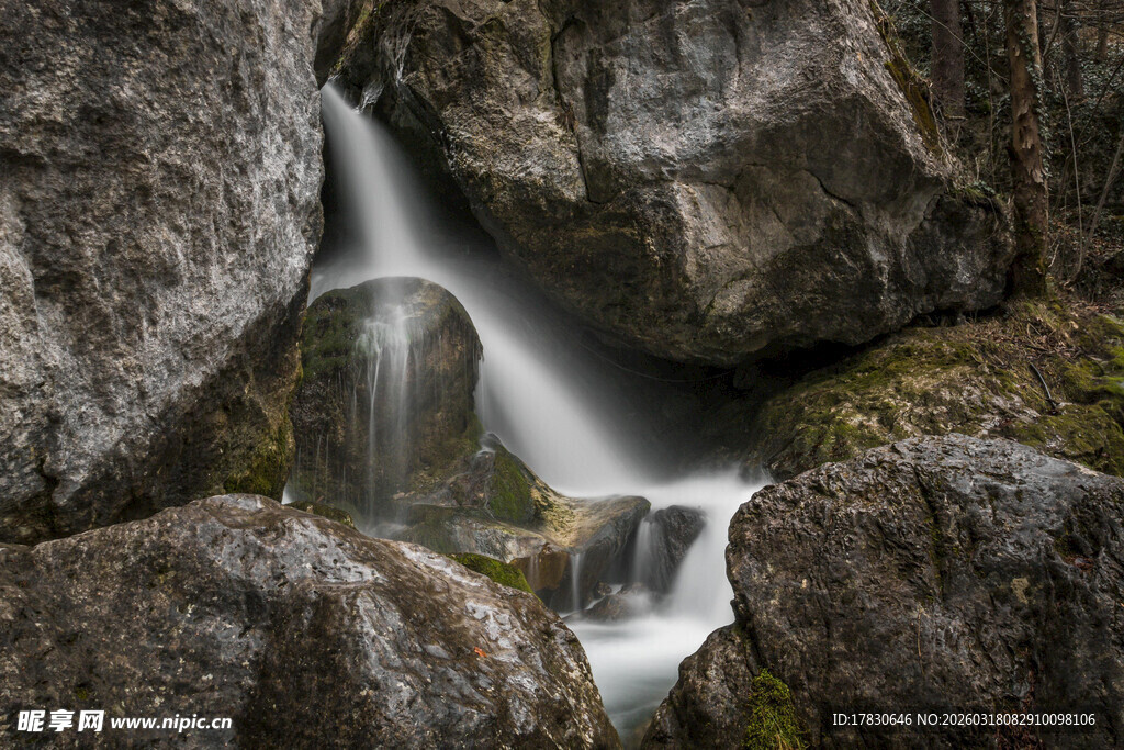 山间小瀑布岩石与流水