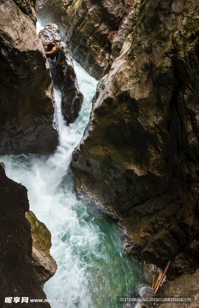 山间飞瀑灵动碧玉之景