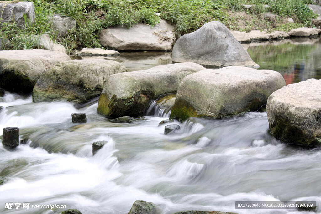 山间溪流中的圆润石块