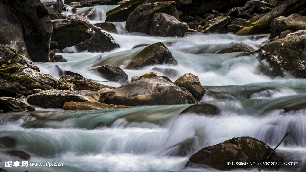 山间溪流湍急的美丽景象