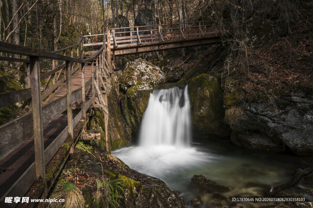 山间木桥旁的秀丽小瀑布