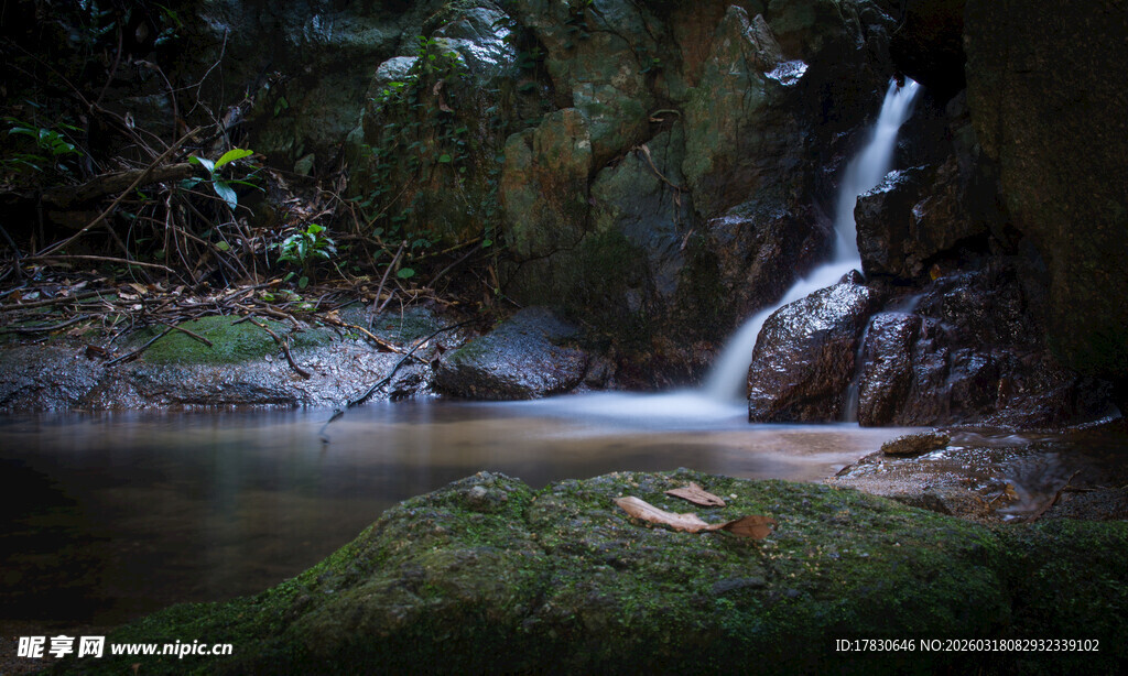 山林间的清幽小瀑布