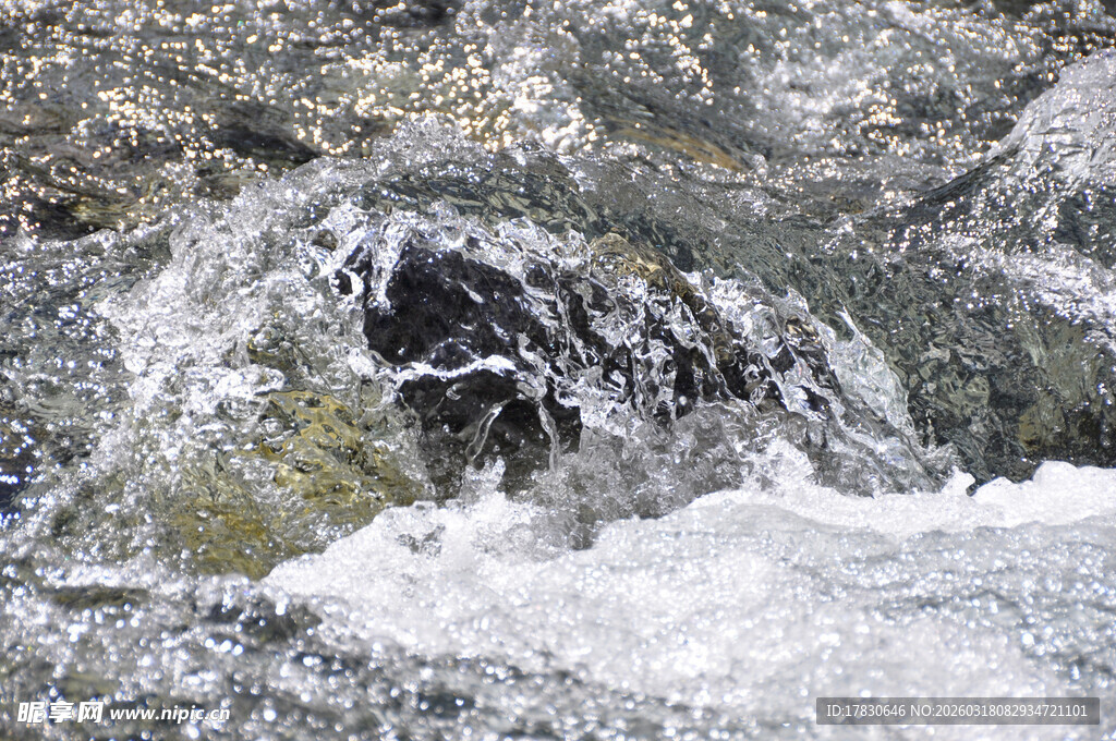 山间溪流激起白色水花