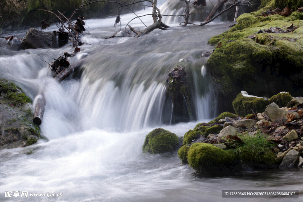 山间小瀑布灵动自然景