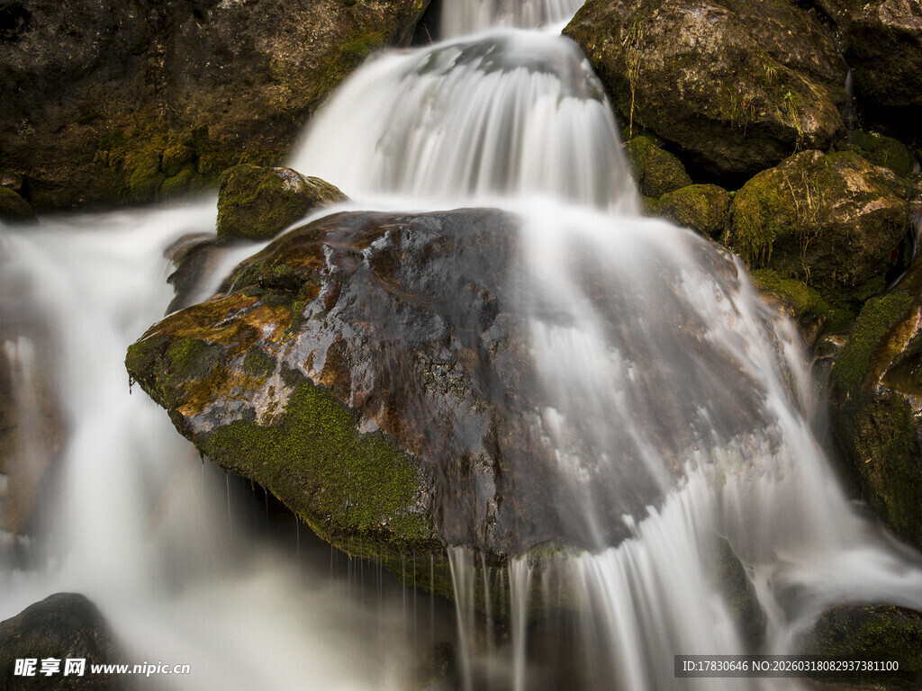 山间小瀑布灵动自然美