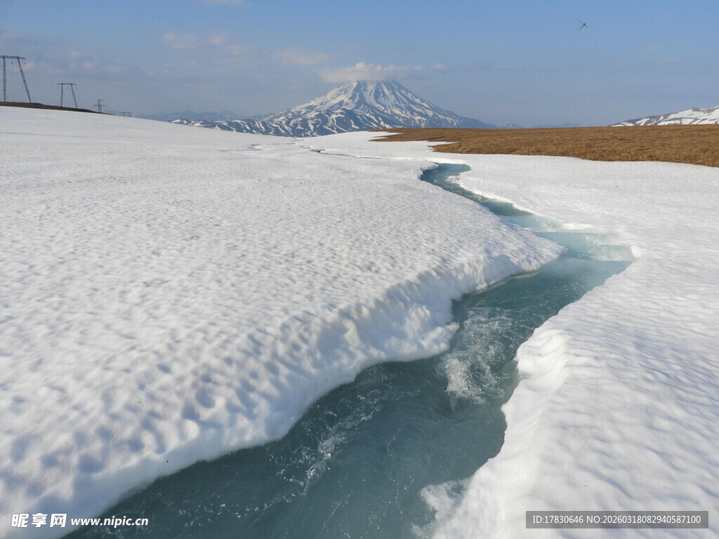 雪地中的蜿蜒冰溪