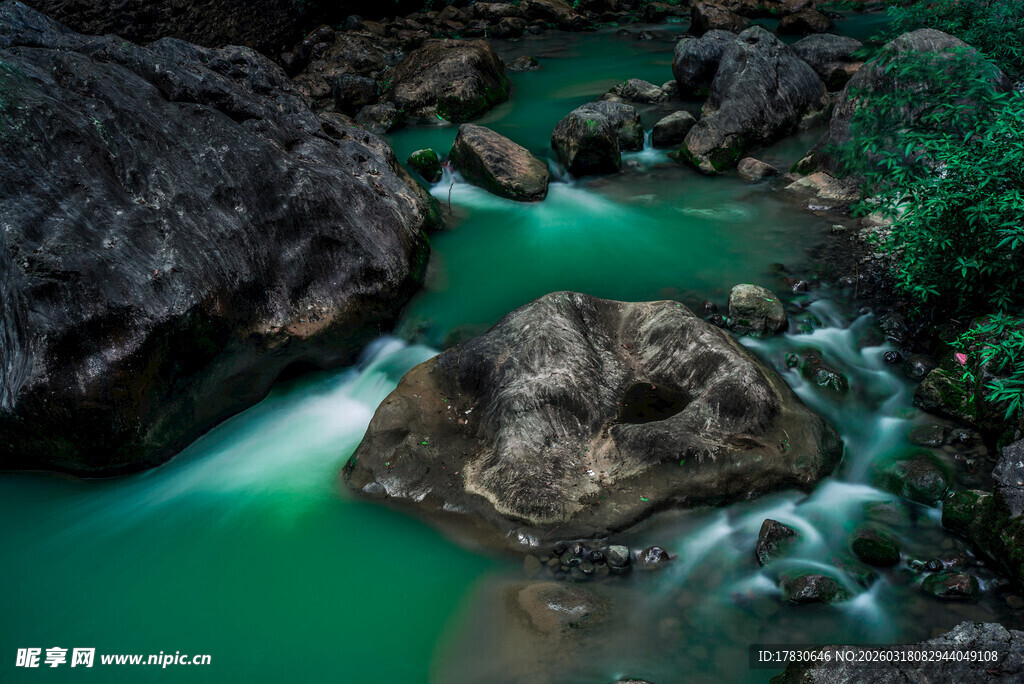 山间碧流穿石景