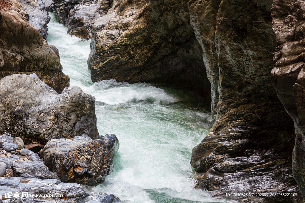 山间溪流穿岩石