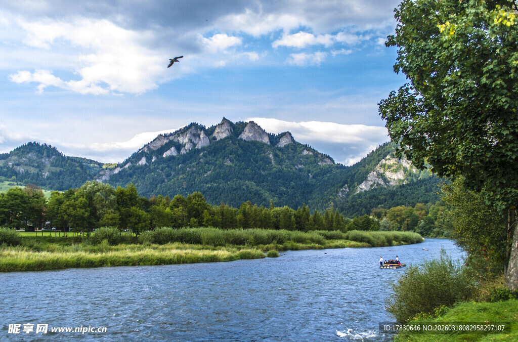 河畔青山美景如画