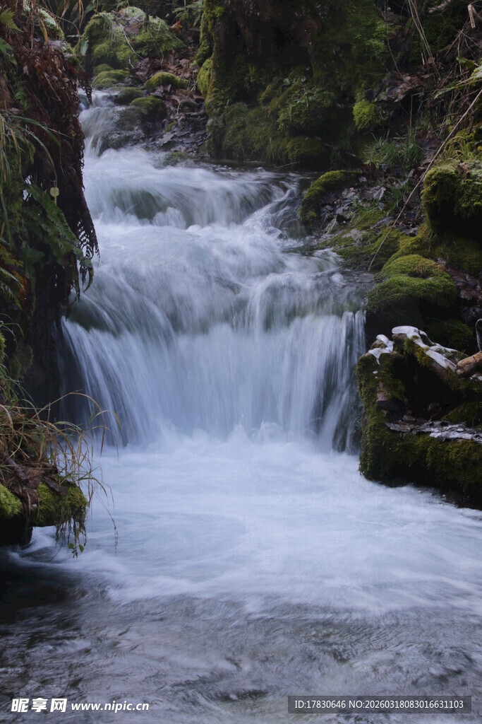 山间潺潺小瀑布