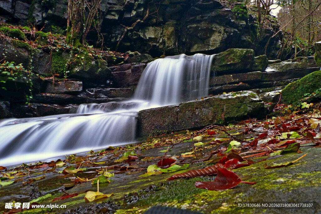 秋日山林中的潺潺小瀑布