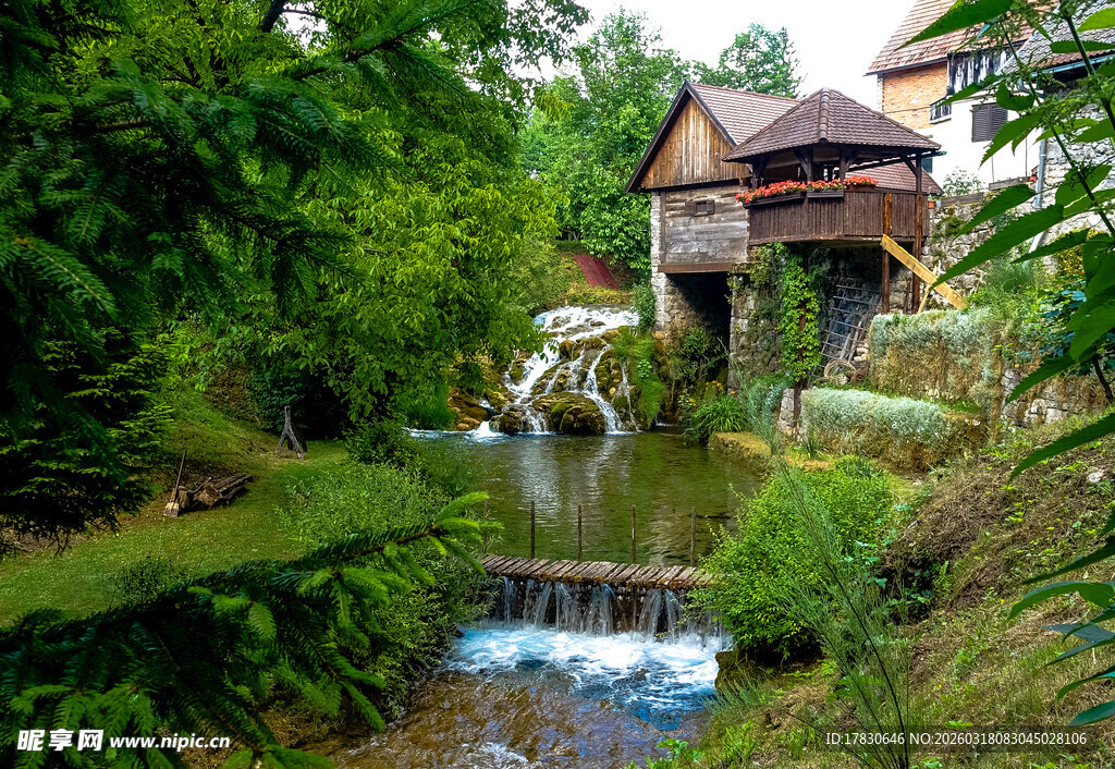溪边木屋自然静谧之景