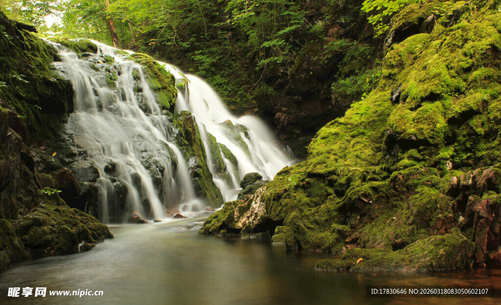 山间瀑布绿意盎然的景致