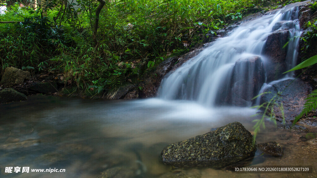 山间小瀑布绿意环绕美景