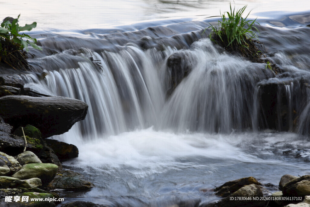 山间小瀑布水流潺潺